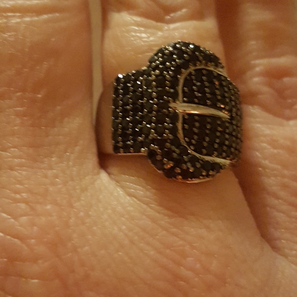 Genuine black spinel buckle ring.